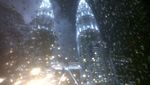 Saat Hujan, Menara Petronas Makin Cantik!