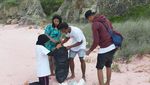 Saat Pantai Pink di Pulau Padar Tertutup Sampah