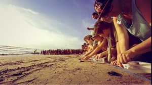 Saat Puluhan Anak Penyu Dilepas di Pantai Kuta