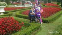 Aku dan anak-anak serta keponakanku di Taman Perancis di taman Bunga Nusantara (dokpri)