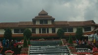 Gedung Utama Taman Bunga Nusantara (dokpri)
