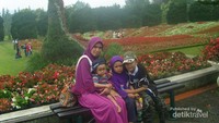 Aku dan anak-anak serta keponakan di Taman Bunga Nusantara (dokpri)
