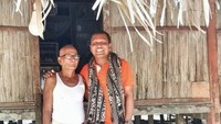 Bersama sesepuh adat, memggunakan kain tenun khas pulau sabu