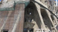 Patung-patung di bagian luar memiliki ceritanya sendiri