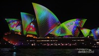 Sydney Opera House menjadi sangat indah karena disorot cahaya dalam pagelaran Vivid Sydney
