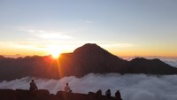 Menikmati sore hari menunggu sunset di Plawangan Sembalun