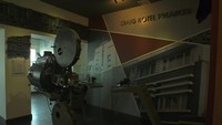 Sebuah proyektor kuno berukuran besar yang menjadi slah satu koleksi museum