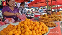 Pedagang yang menjual sala lauak setengah matang