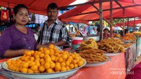 Barisan penjual sala lauak yang berlokasi di Pantai Gandoria