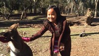 Si kecil Zita membelai anak kanguru