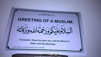 depan pintu masuk bagi Jamaah wanita