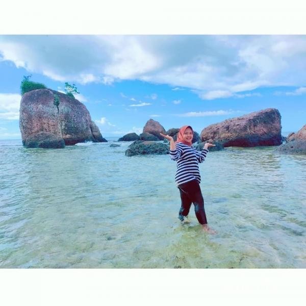 Pantai Bam, batu-batu yang menjulang tinggi menjadi benteng tangguh dari hempasan ombak