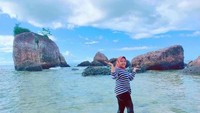 Pantai Bam, batu-batu yang menjulang tinggi menjadi benteng tangguh dari hempasan ombak