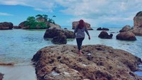 Ainandhira saat berada di Pantai Bam