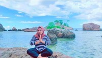 Pantai Bam: Batu-batu karang yang berserakan menjadi pemandangan unik di Raja Ampat