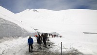 Kawsan ini juga sering dijadikan tempat bermain ski, terlihat dari bekas-bekas jalur ski.