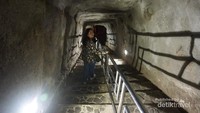 Tangga masuk menuju Lobang Jepang