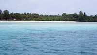 Pasir putih Pulau Samar gelap di kejauhan