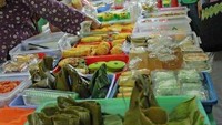 Bukan cuma warga lokal. Para turis asing pun datang ke pasar ini