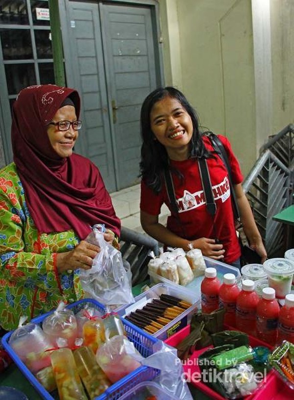 Pembeli diperbolehkan untuk berfoto bersama penjual yang ramah