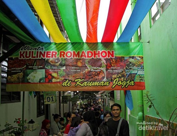 Gerbang masuk pasar Ramadhon Gang Kauman