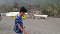 seorang teman mencoba meluncur