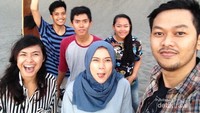bermain sandboarding bersama teman-teman