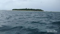 Pulau Sangalaki dari kejauhan, tidak terlalu besar namun istimewa