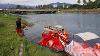 Wahana permainan bebek-bebekan di Sungai Batang Anai