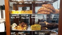 Berbagai kue dan roti menggugah selera yang terdapat di kedai kopi