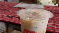 Salah satu variasi kopi, kopi susu dengan boba