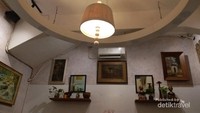 Suasana yang nyaman dan dekorasi yang instragamable menjadi daya pikat kedai kopi ini