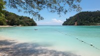 Pulau Gaya (Kiri) dan Pulau Sapi (Kanan) yang berhadap-hadapan(Sumber: panoramio.com)