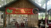 Suasana warung yang masih asri.