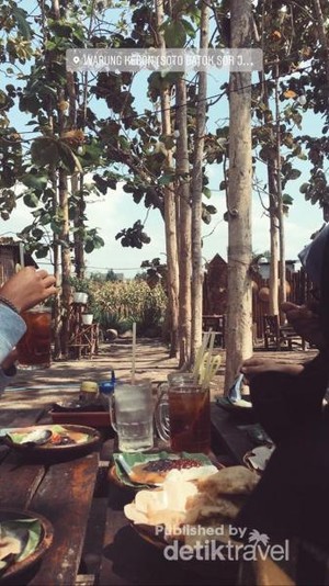 Santai Sambil Kulineran di Kebun Jati
