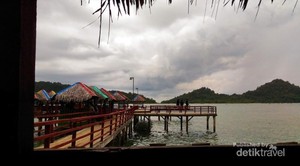 Santai Sejenak di Atas Laut Lhok Seudu yang Indah