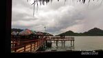 Santai Sejenak di Atas Laut Lhok Seudu yang Indah