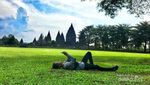 Santai Sejenak di Candi Prambanan