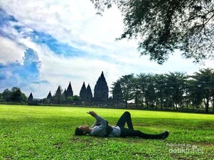 Santai Sejenak di Candi Prambanan