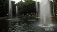 Di dalam Taman Beringin ada kolam air mancurnya
