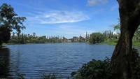 Danau kecilnya menambah kesegaran