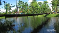 Juga memiliki jembatan gantung yang cantik