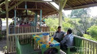 Warung santai di atas bukit