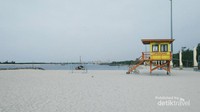 Pasir pantainya yang bersih tetap menambah keindahan Pantai Ancol ini