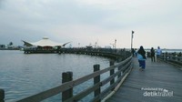 Jembatan kayu di Pantai Ancol