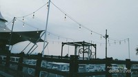 Salah satu restoran dengan hiasan lampu-lampu