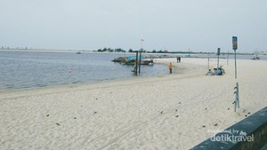 Santai Sore di Pantai Ancol