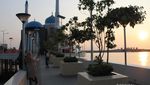 Santai Sore di Pantai Losari, Ada Sunset Cantik & Pisang Epe yang Nikmat