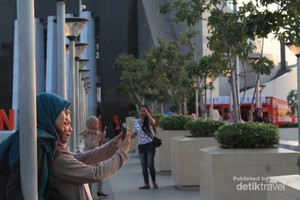 Santai Sore di Pantai Losari, Ada Sunset Cantik & Pisang Epe yang Nikmat