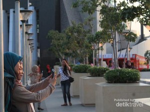Santai Sore di Pantai Losari, Ada Sunset Cantik & Pisang Epe yang Nikmat